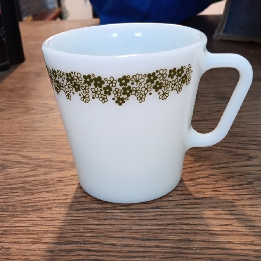 Pyrex White and Green Dining Mug with Classic Design